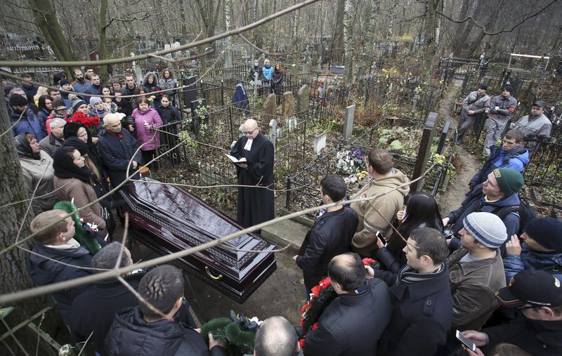 © Reuters. People attend a funeral of one of the victims of the plane crash in Egypt in St. Petersburg