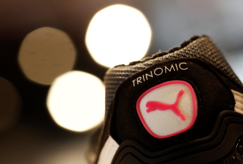 © Reuters. Логотип Puma на обуви во время пресс-конференции в Херцогенаурахе