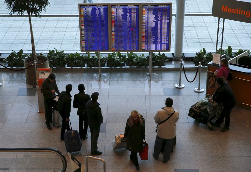 © Reuters. Rusia suspende todos los vuelos a Egipto por seguridad