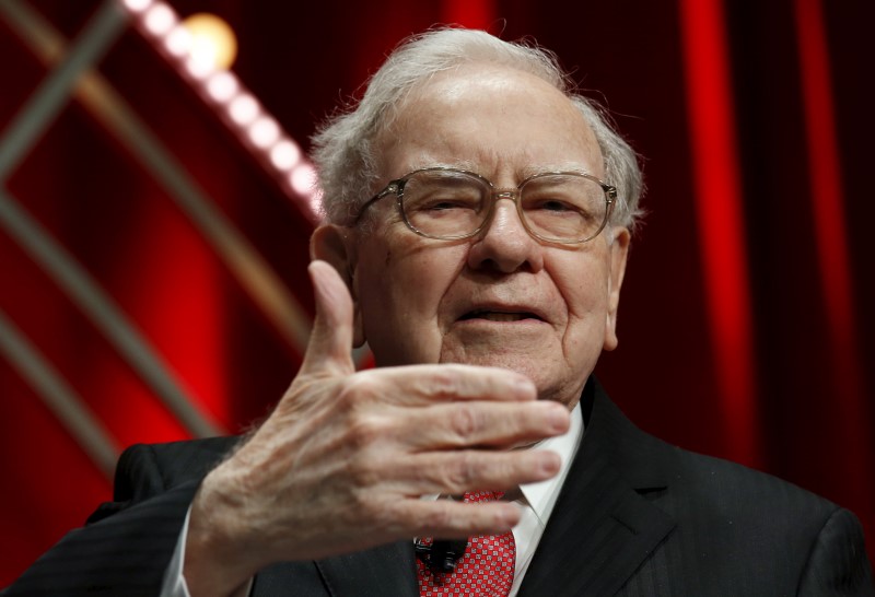 © Reuters. Warren Buffett speaks at Fortune's Most Powerful Women Summit in Washington 