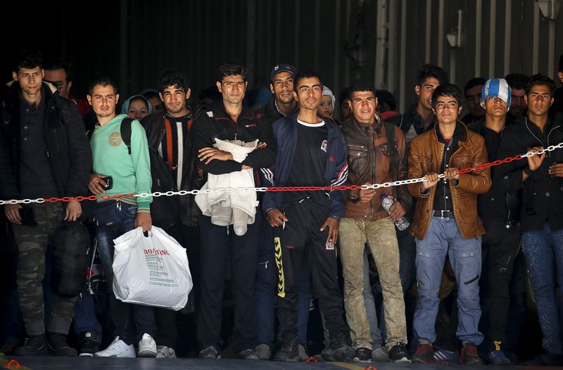 © Reuters. Imigrantes aguardam em porto perto de Atenas