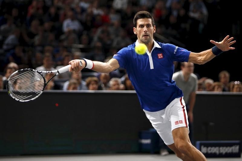 © Reuters. Djokovic pasa a semifinales en París con su vigésima victoria consecutiva