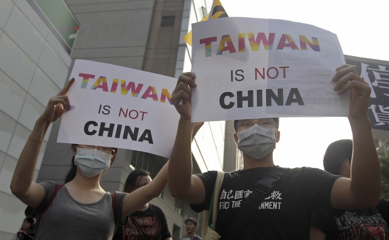 © Reuters. Activists protest against the Singapore meeting between Taiwan's President Ma Ying-jeou and China's President Xi Jinping outside the Ministry of Economic Affairs in Taipei