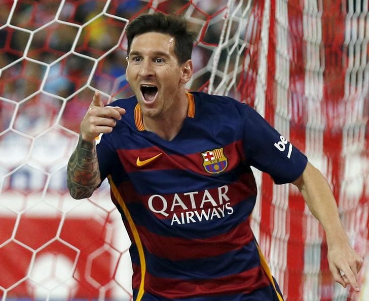 © Reuters. Messi y Tévez, entre los candidatos al premio al Mejor Gol del Año de la FIFA