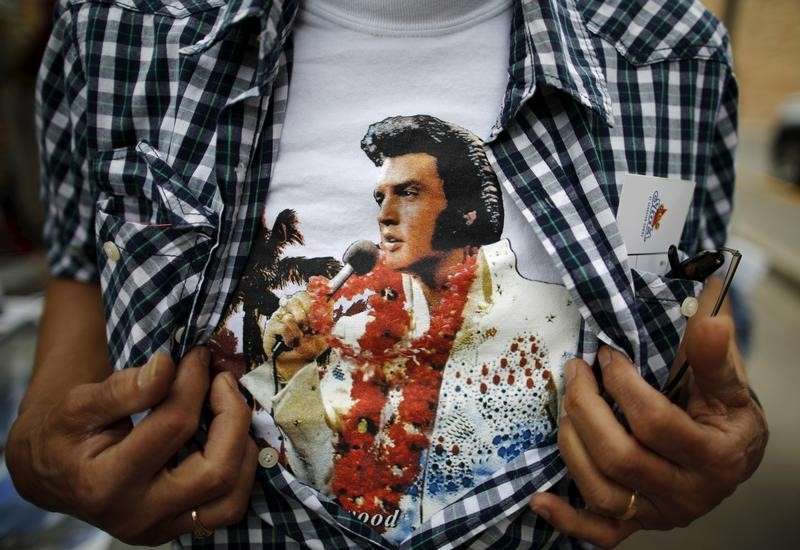 © Reuters. Elvis Presley lidera las listas británicas 40 años después