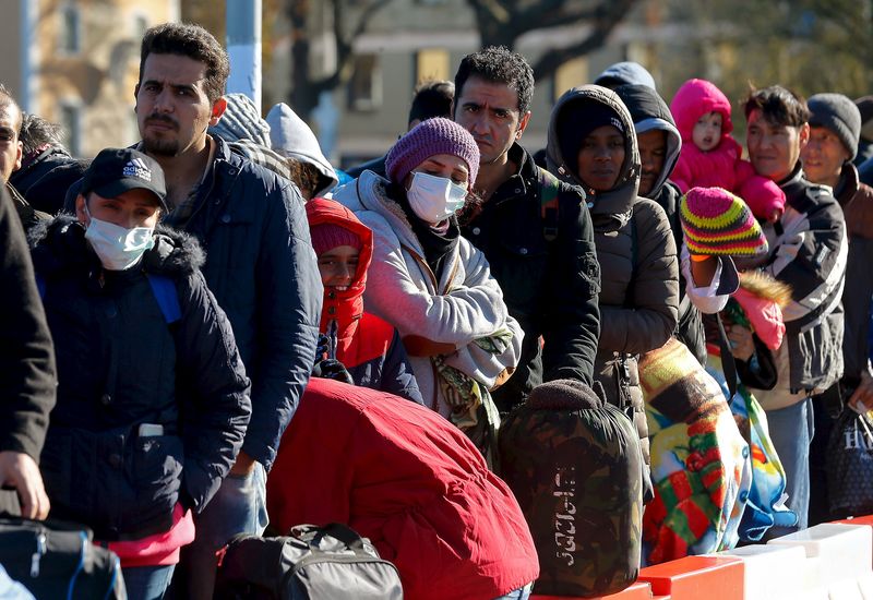 © Reuters. جدل حول وضع اللاجئين يجدد الخلاف داخل الحكومة الألمانية