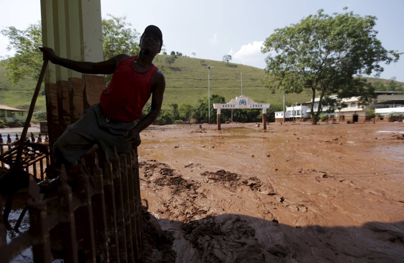 © Reuters. أكثر من 20 مفقودا في تدفق طيني بعد انهيار سد بالبرازيل