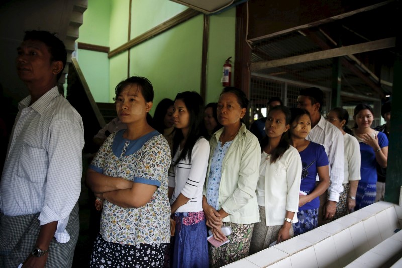 © Reuters. بدء التصويت في أول انتخابات حرة تشهدها ميانمار منذ 25 عاما