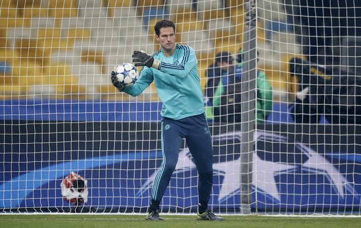 © Reuters. الحارس بيجوفيتش يؤكد دعم لاعبي تشيلسي لمورينيو