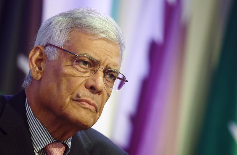 © Reuters. OPEC secretary general al-Badri listens during a news conference after a meeting of OPEC oil ministers in Vienna