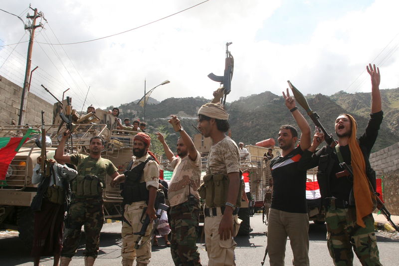 © Reuters. مصادر طبية وسكان:أكثر من 50 قتيلا في اشتباكات باليمن