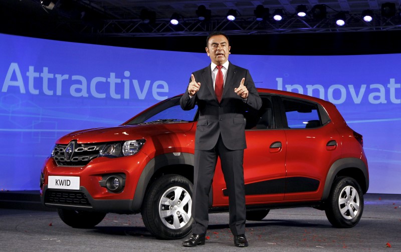 © Reuters. Ghosn, CEO of the Renault-Nissan Alliance, speaks to the media as he stands next to Renault's new Kwid car during its launch in Chennai 