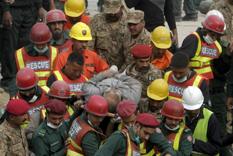 © Reuters. ٍارتفاع عدد قتلى انهيار مصنع في باكستان إلى 44
