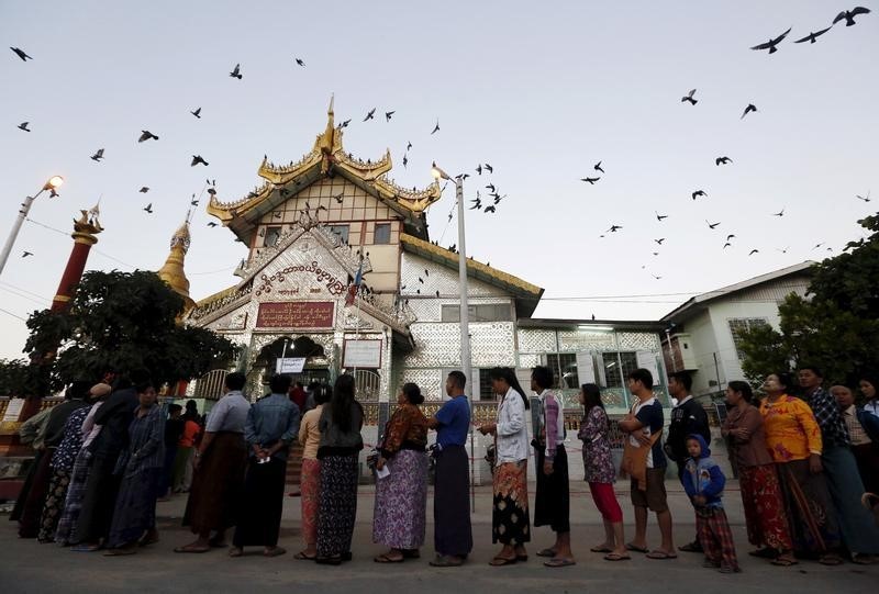 © Reuters. Myanmar celebra la democracia tras un cuarto de siglo con la sombra de la duda
