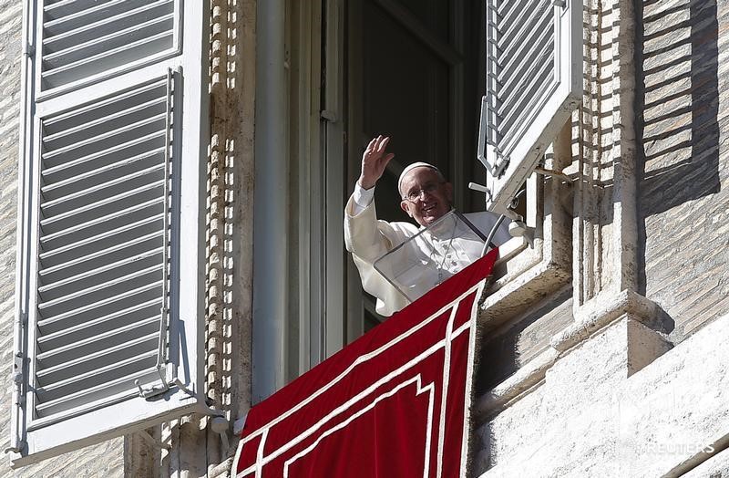 © Reuters. البابا يتعهد بالمضي في إصلاح الفاتيكان رغم تسريب وثائق