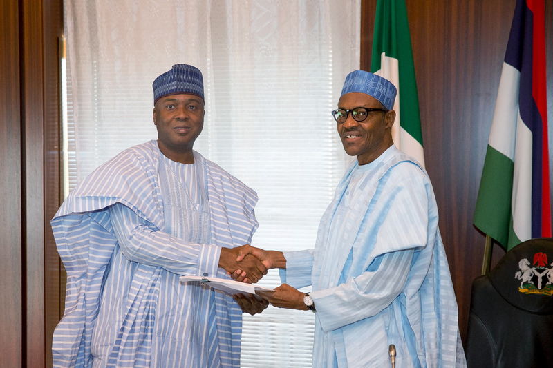 © Reuters. Nigeria's President Muhammadu Buhari receive a letter of confirmation from the President of the Senate of Nigeria Bukola Saraki in Abuja