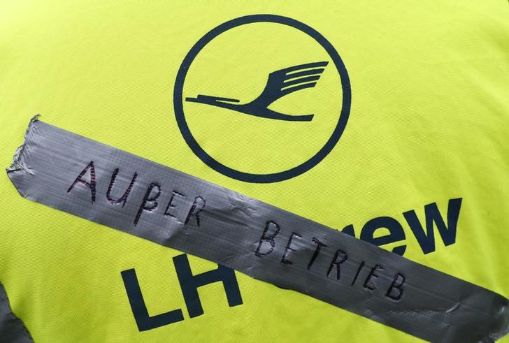 © Reuters. اضراب لوفتهانزا يؤثر على ثلاثة مطارات في ألمانيا يوم الاثنين
