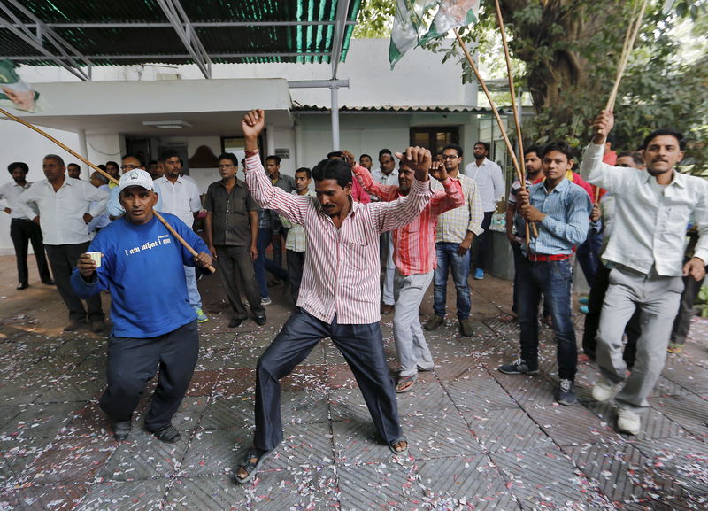 © Reuters. Supporters of Janata Dal (United) celebrate after learning the initial results inside the residence of the party leader Sharad Yadav in New Delhi