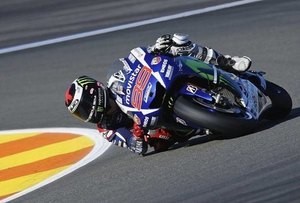 © Reuters. Lorenzo sale primero en Cheste y se juega el campeonato con Rossi