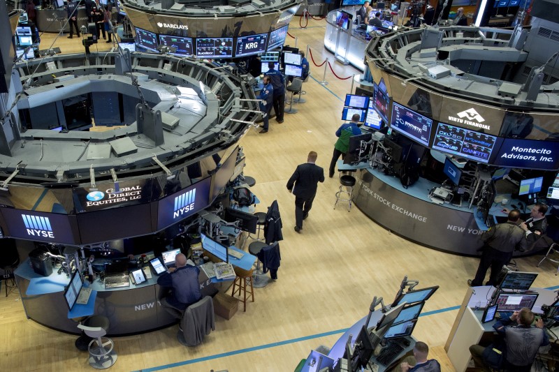 © Reuters. Traders work on the floor of the New York Stock Exchange