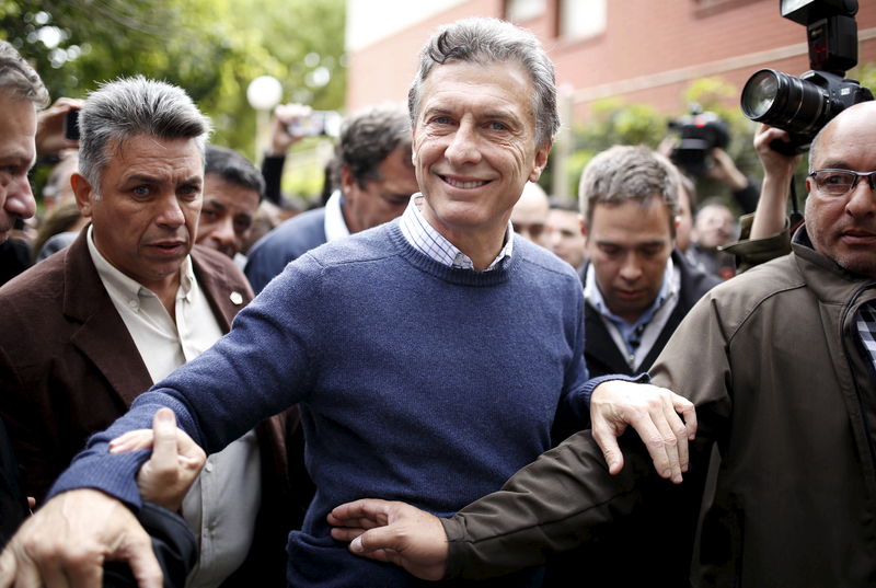 © Reuters. Macri, presidential candidate of Cambiemos (Let's Change) leave a polliing station after casting his vote in Argentina's presidential election in Buenos Aires