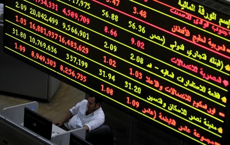 © Reuters. أسواق الأسهم في الشرق الأوسط تتراجع مع توقعات رفع الفائدة الأمريكية