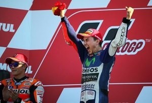 © Reuters. Lorenzo se proclama campeón del mundo de MotoGP tras vencer en Valencia