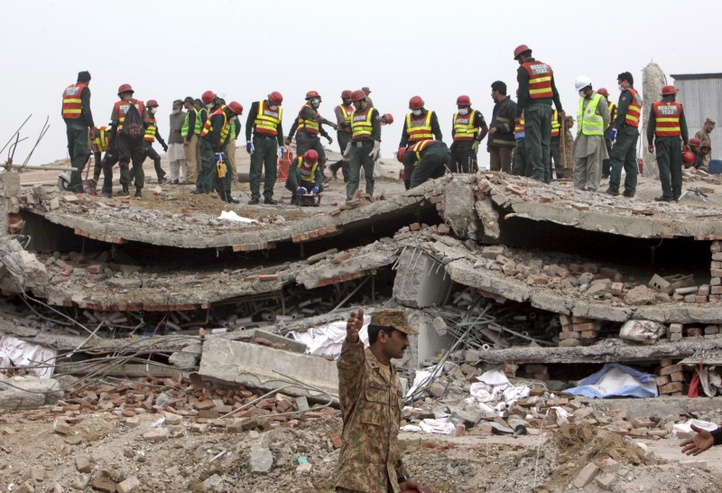 © Reuters. Rescue workers search for survivors after a factory collapsed near the eastern city of Lahore