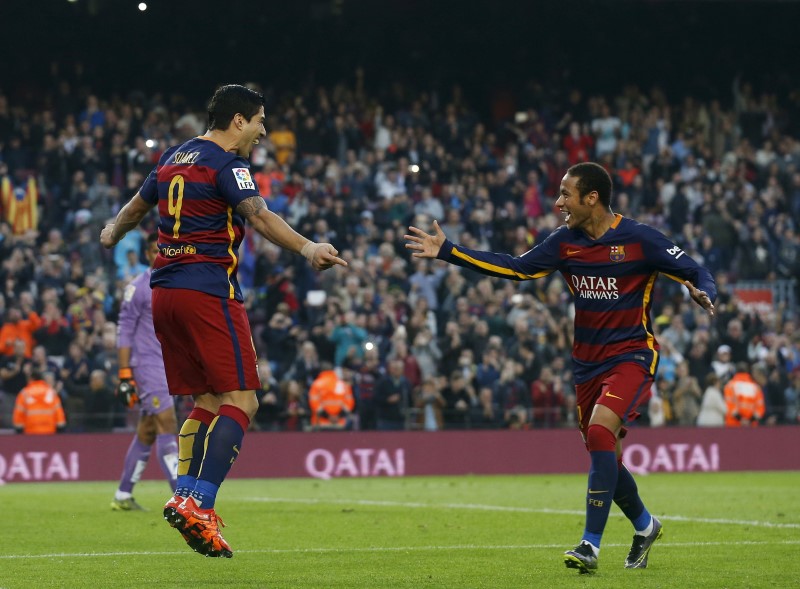 © Reuters. Luis Suárez y Neymar del Barcelona celebran un gol frente al Villarreal durante su partido por la primera división del fútbol español en el Estadio Camp Nou en Barcelona