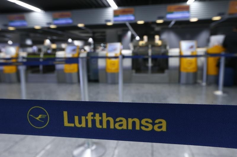 © Reuters. LUFTHANSA ANNULERA 929 VOLS LUNDI À CAUSE DE LA GRÈVE