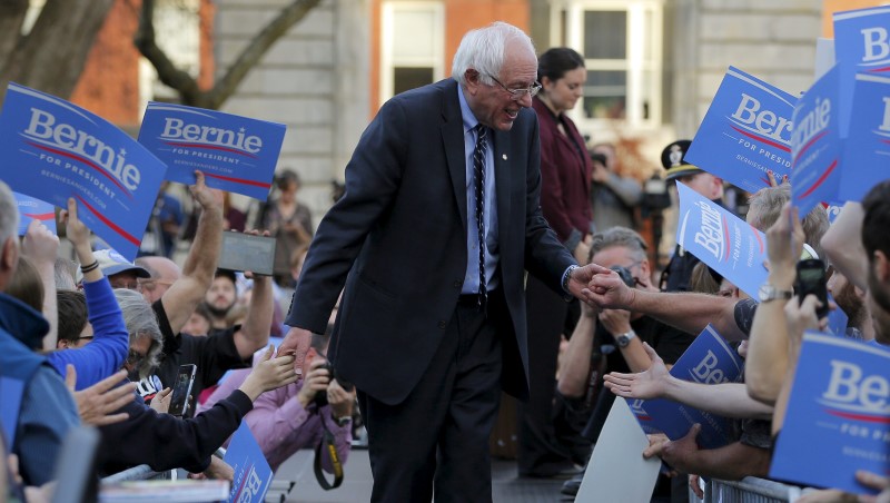 © Reuters. U.S. Democratic presidential candidate Senator Bernie Sanders greets supporters at a campaign rally outside the New Hampshire State House in Concord