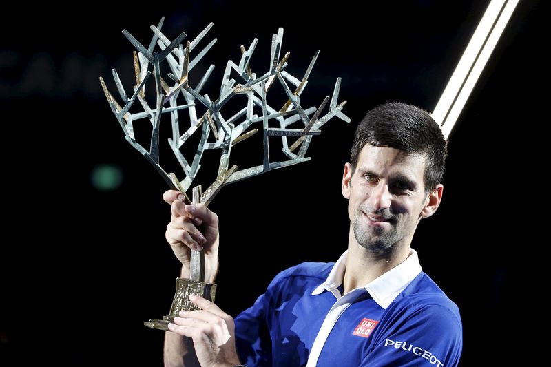 © Reuters. Un impresionante Djokovic gana otra vez en París