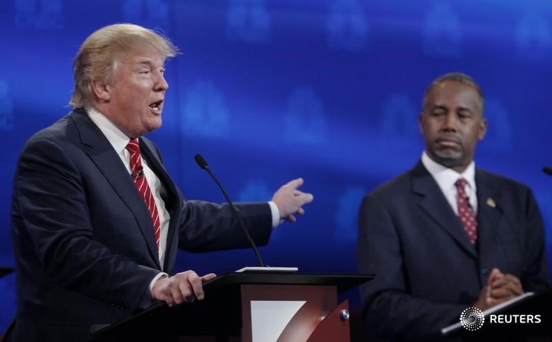 © Reuters. Republican U.S. presidential candidate Trump speaks as Carson looks on at the 2016 U.S. Republican presidential candidates debate held by CNBC in Boulder