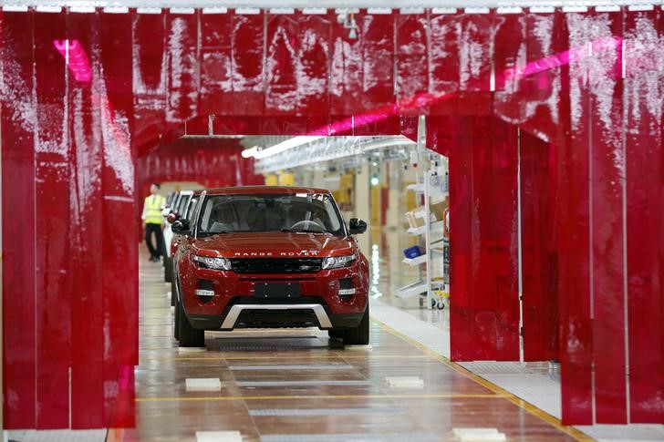 © Reuters. An employee works at the production line inside the Chery Jaguar Land Rover plant before the plant opening ceremony in Changshu