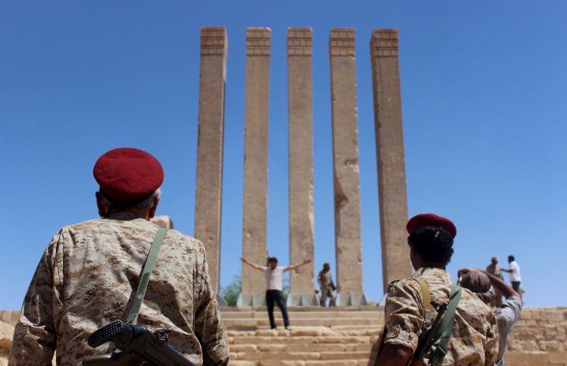 © Reuters. مصادر عسكرية:قنبلة تقتل 16 جنديا يمنيا في مأرب