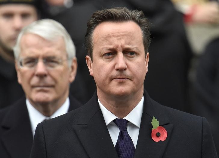 © Reuters. Britain's Prime Minister David Cameron stands in front of former Prime Minister John Major at the Remembrance Sunday ceremony at the Cenotaph in central London