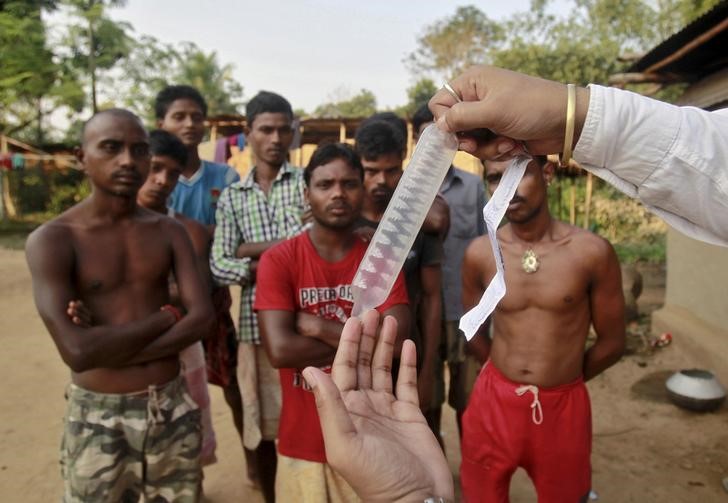 © Reuters. نقص العوازل الطبية يعرقل مكافحة الايدز في الهند