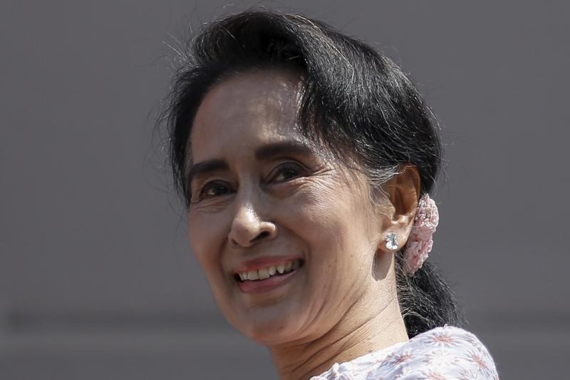 © Reuters. Myanmar's National League for Democracy party leader Suu Kyi talks to supporters after general elections in Yangon