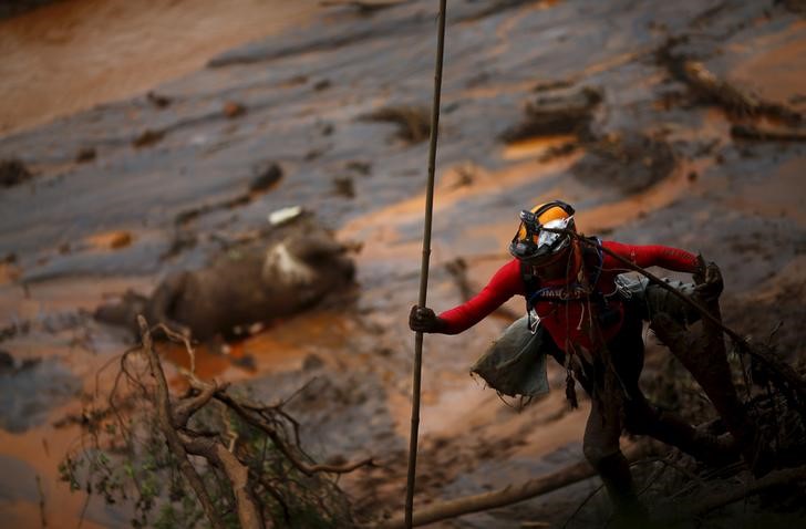 © Reuters. Equipe de resgate buscando vítimas na cidade de Mariana, Minas Gerais