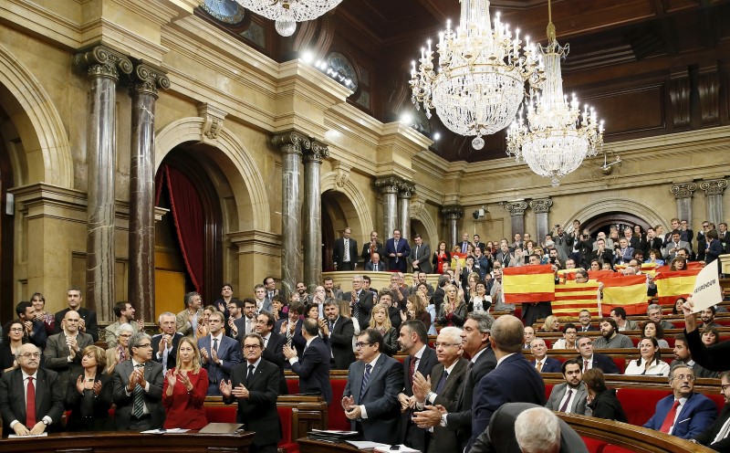 © Reuters. LE PARLEMENT CATALAN VOTE UNE DÉCLARATION D'INDÉPENDANCE