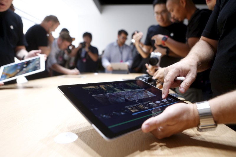 © Reuters. The new Apple iPad Pro is displayed during an Apple media event in San Francisco