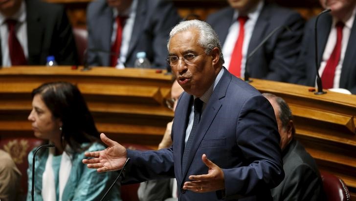 © Reuters. Líder do Partido Socialista português, Antonio Costa, discursa no Parlamento do país em Lisboa