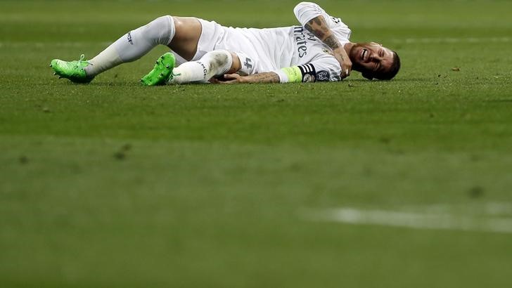 © Reuters. Sergio Ramos após lesão na partida do Real Madrid contra o Shakhtar Donetsk, em Madri