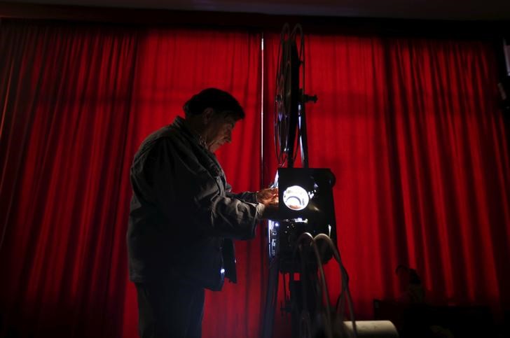 © Reuters. Projecionista Antonio Feliciano antes da exibição de um filme em Monforte, Portugal