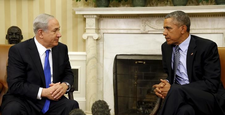 © Reuters. Presidente dos Estados Unidos, Barack Obama (D), conversa com primeiro-ministro de Israel, Benjamin Netnyahu (E), durante encontro no Salão Oval da Casa Branca, em Washington