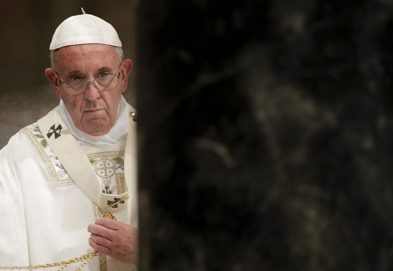 © Reuters. Papa Francisco celebra missa em basílica de São João de Latrão, em Roma