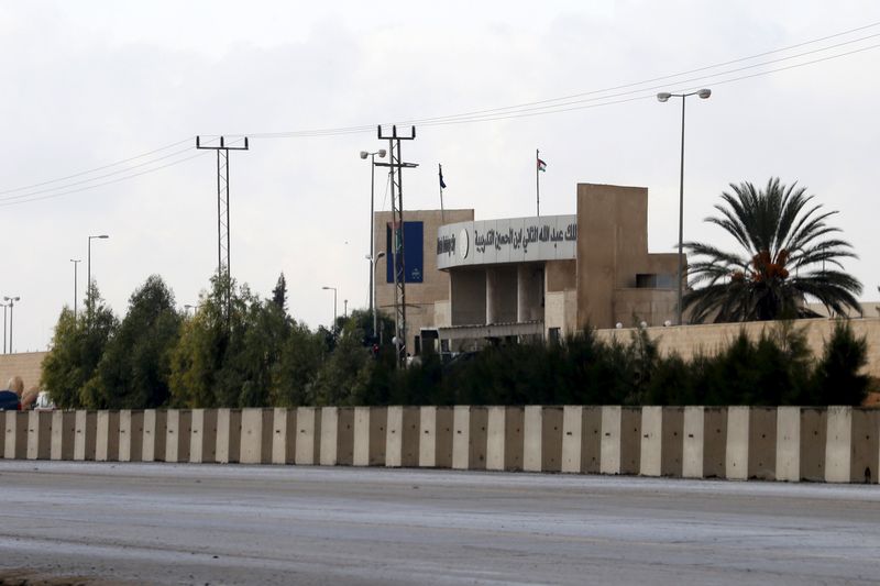 © Reuters. ضابط أردني يقتل أمريكيين اثنين في إطلاق نار بمركز تدريب في عمان