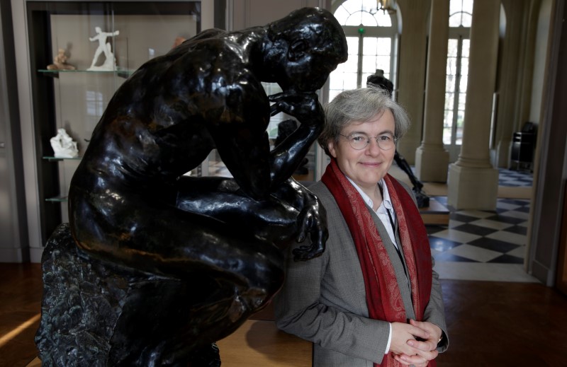 © Reuters. Diretora do Museu Rodin posa ao lado da escultura "O Pensador" em Paris