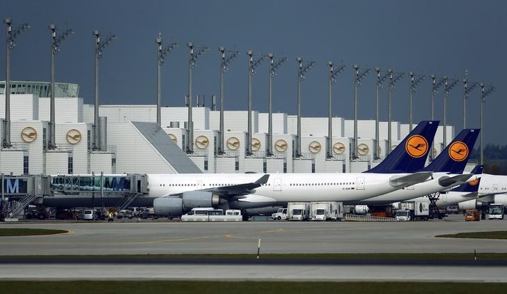 © Reuters. Aviões da Lufthansa em solo no aeroporto internacional de Munique