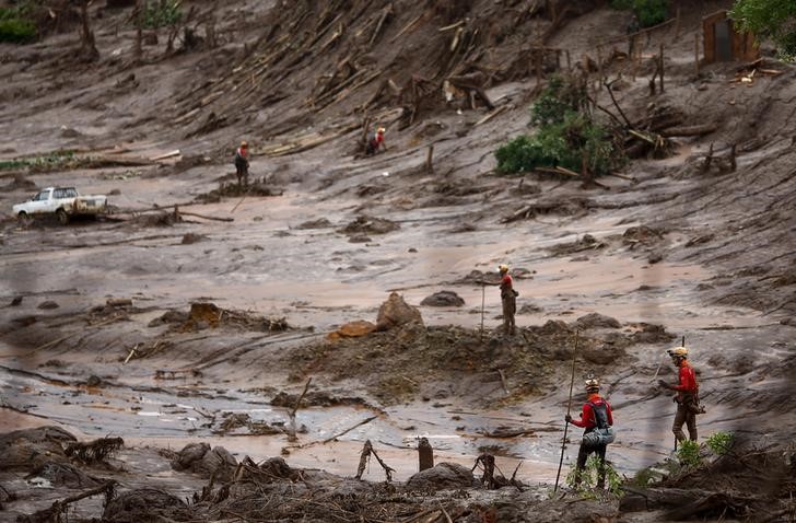 © Reuters. Trabalhadores de resgate procuram vítimas em distrito de Bento Rodrigues, em Mariana